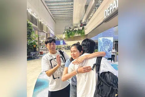 长子赴美读硕士 潘玲玲百感交集