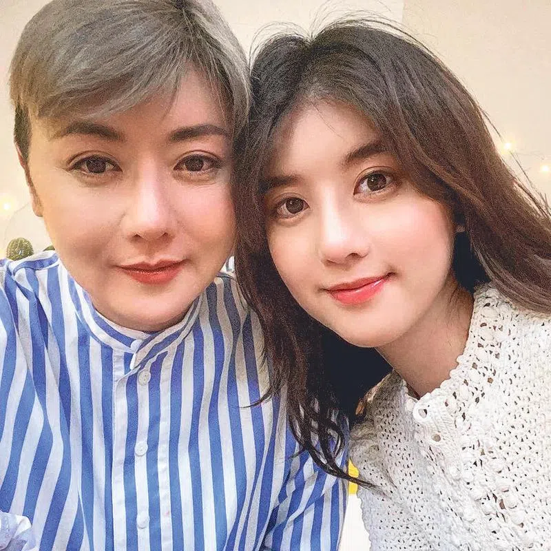 李荣达日前接连两天开直播爆权怡凤母女忘恩负义。（档案照片）