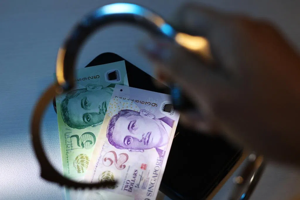 16岁少年为筹赌本 爬出12楼窗潜邻居家偷钱