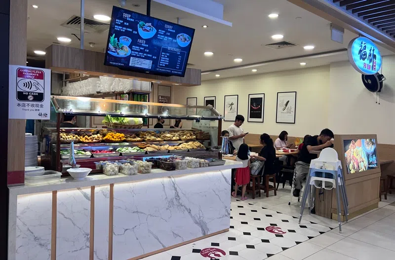  “福林豆腐园”目前有四家分店张贴“本店不收现金”的告示。（王佳慧摄）