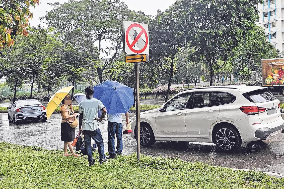 宝马车主林女士（左）在路旁等待拖车到来。（受访者提供）