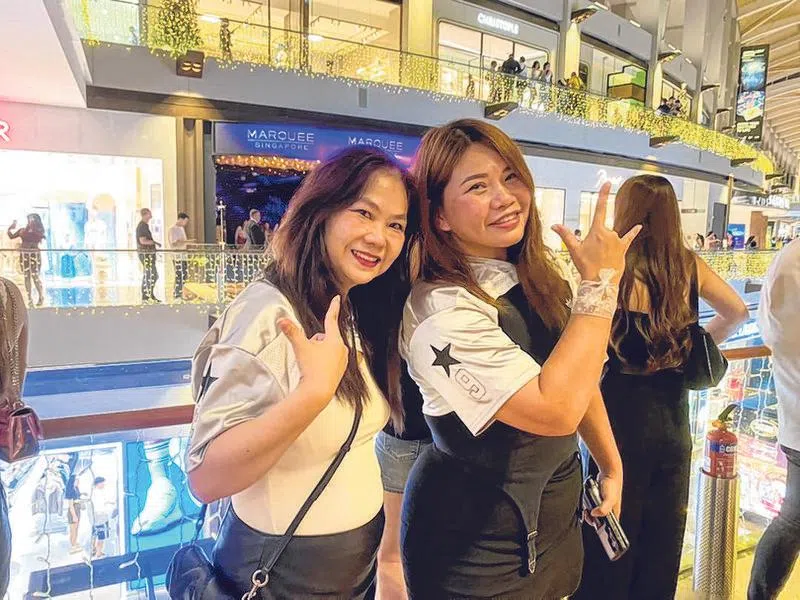 终于能看到Lisa本人，秀琪（左）和瑞玲兴奋又紧张。（胡淑微摄）