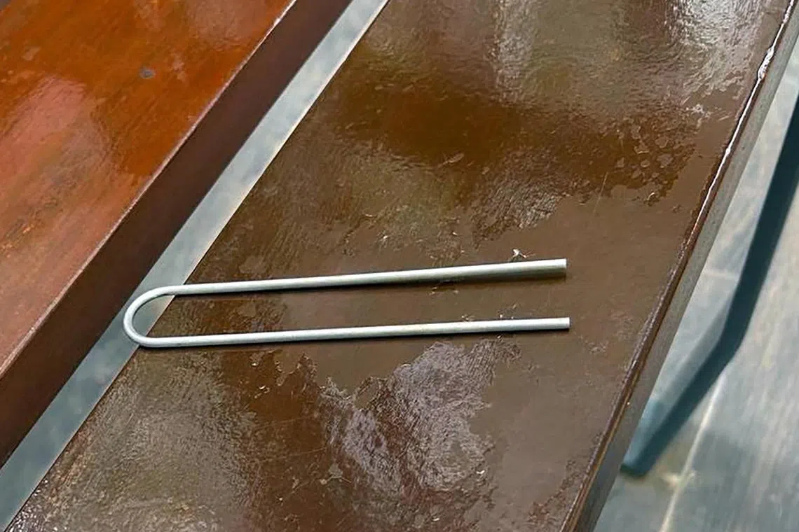 10公分长的铁钩从高处坠落，击中女童头部。（受访者提供）