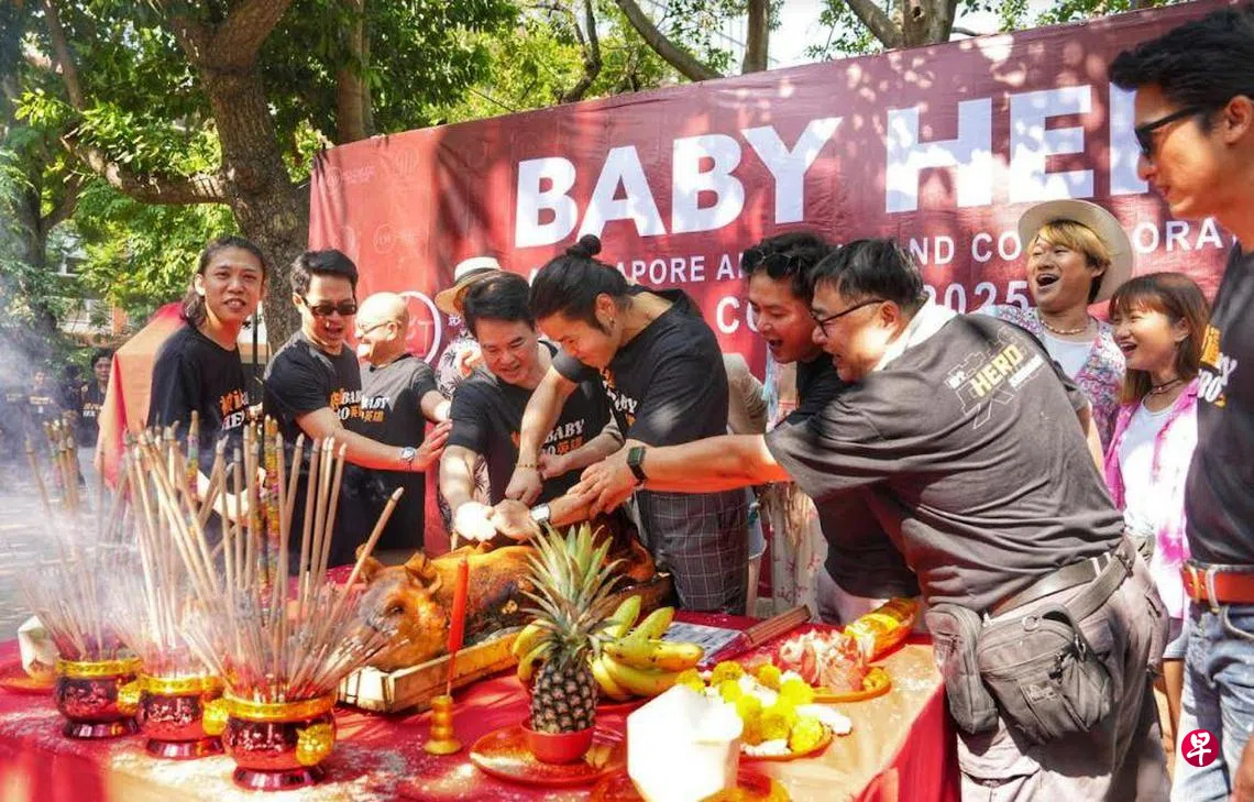 曼谷40度高温拍戏王伟良狂灌冰水| 联合早报