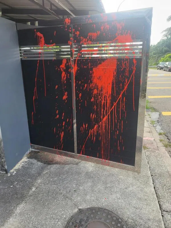 狮城木工申诉，遭阿窿强行借贷，新山住家还遭人泼漆纵火。（受访者提供）