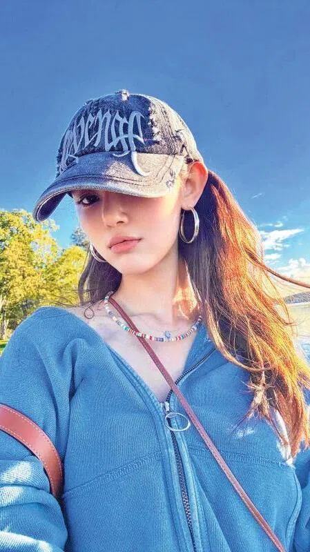 Danielle遭公司解约，戴着“复仇”帽子”IG发文。（取自网络）