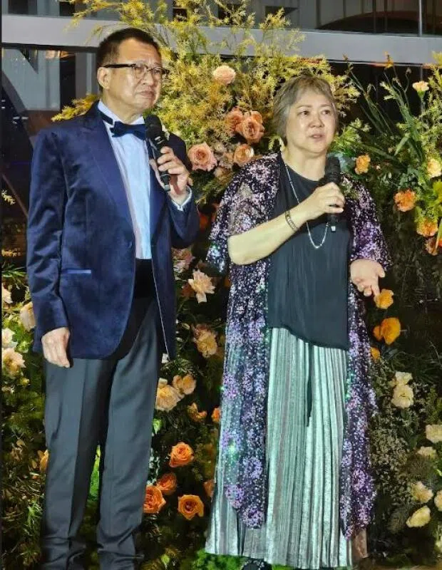 欢喜哥许绍雄（左）与太太龙嬿而。（陈韵红摄）