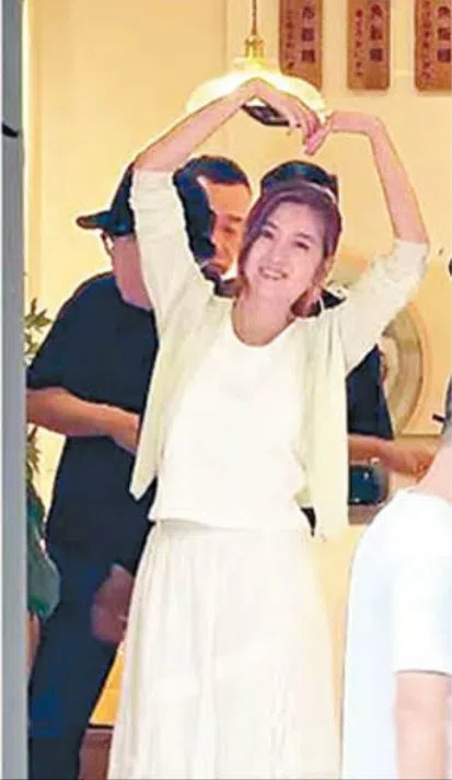 陈自瑶开工不忘大派心心，看来拍得好开心！（取自互联网）