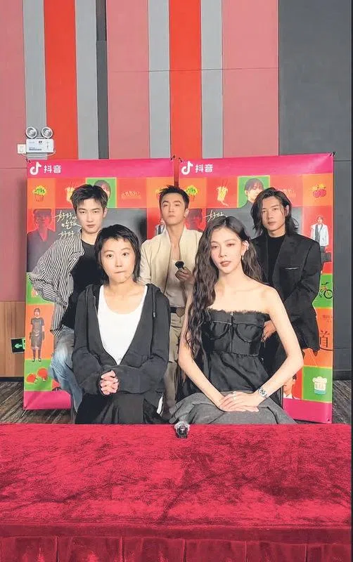 《她的生存之道》主演窦靖童（前排左）与宋妍霏、邬家楷（后排左起）、牛超、贺开朗一同亮相，分享拍摄趣事。（直播截图）