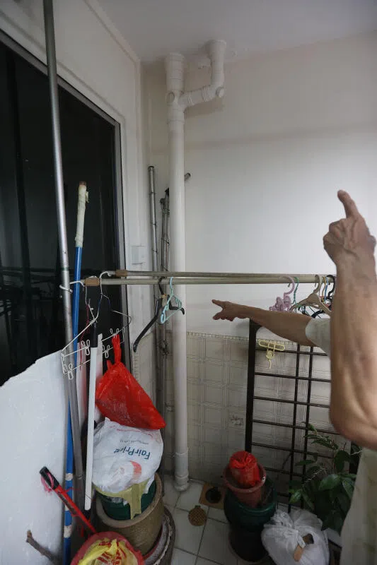 黄先生怀疑积水是水管堵塞所造成。（刘启成摄）