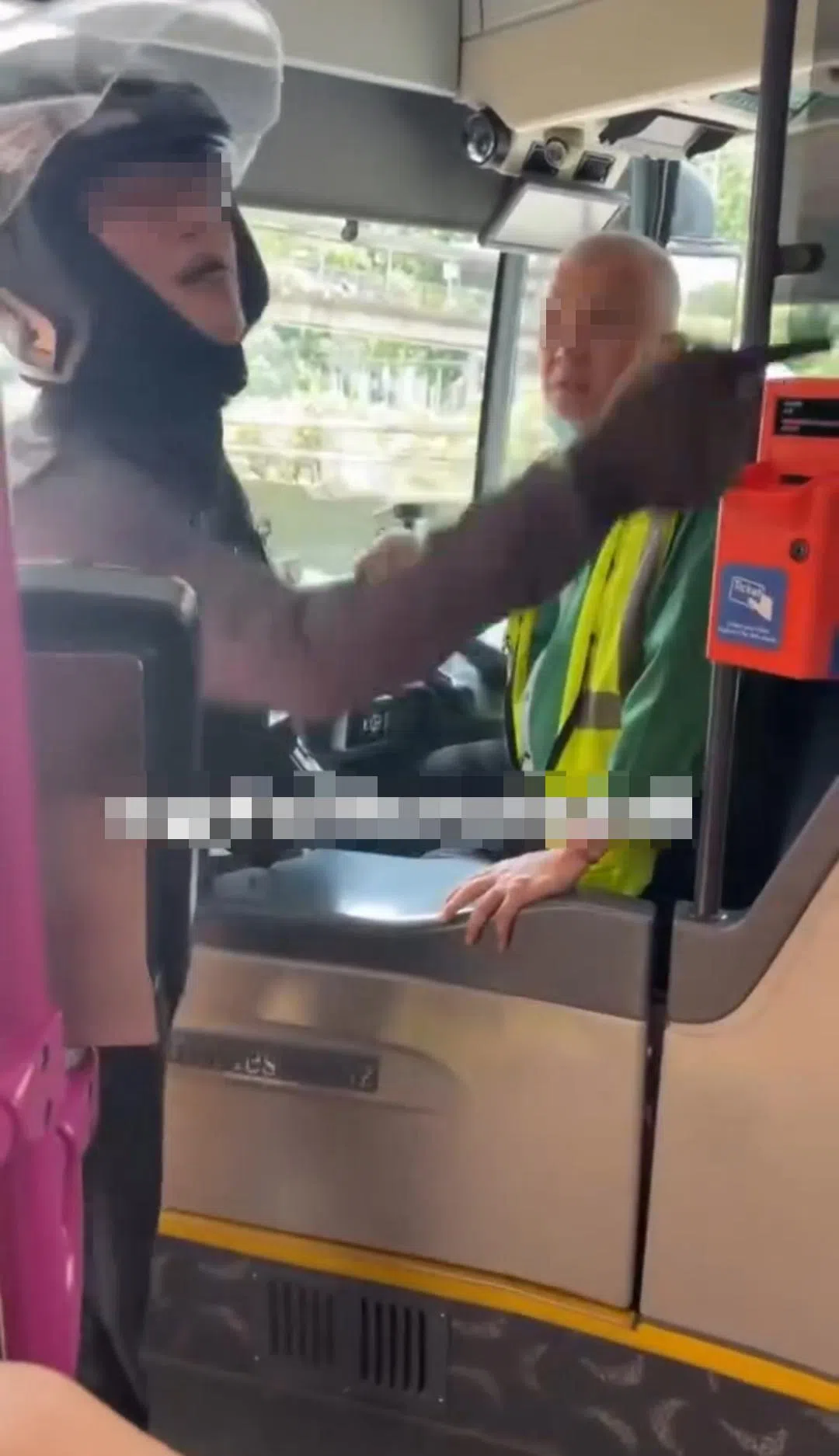送餐员怒气冲冲，在巴士上回呛女乘客。（取自网络）