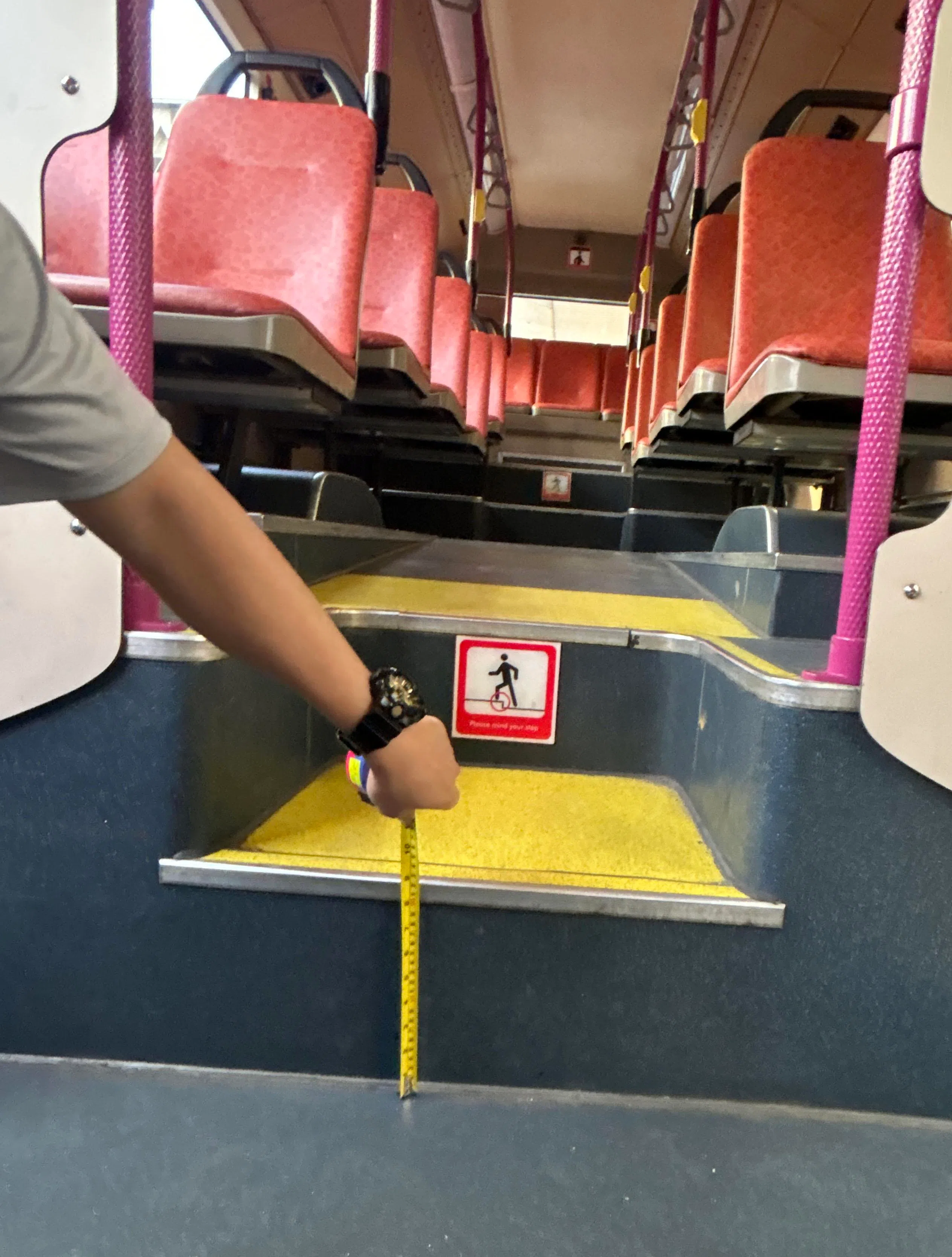 旧巴士的台阶不超过23公分。 （曾美玲摄）