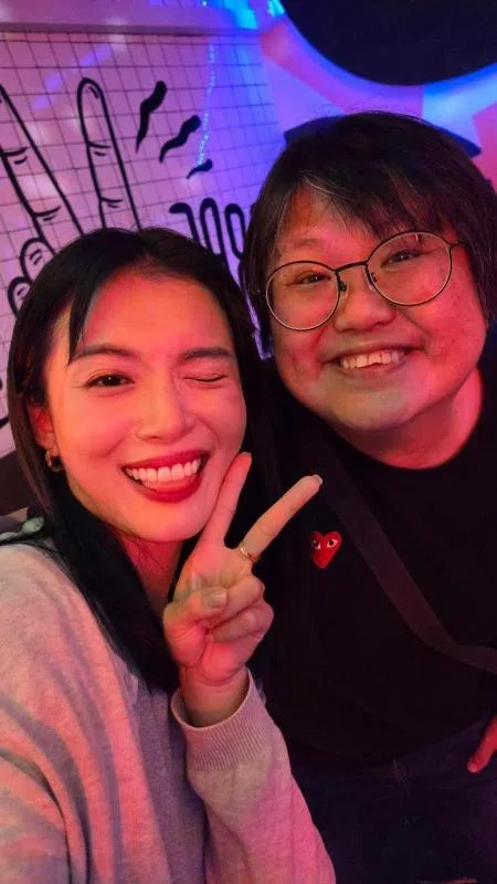 周智慧和监制梁来玲的合照。（受访者提供）