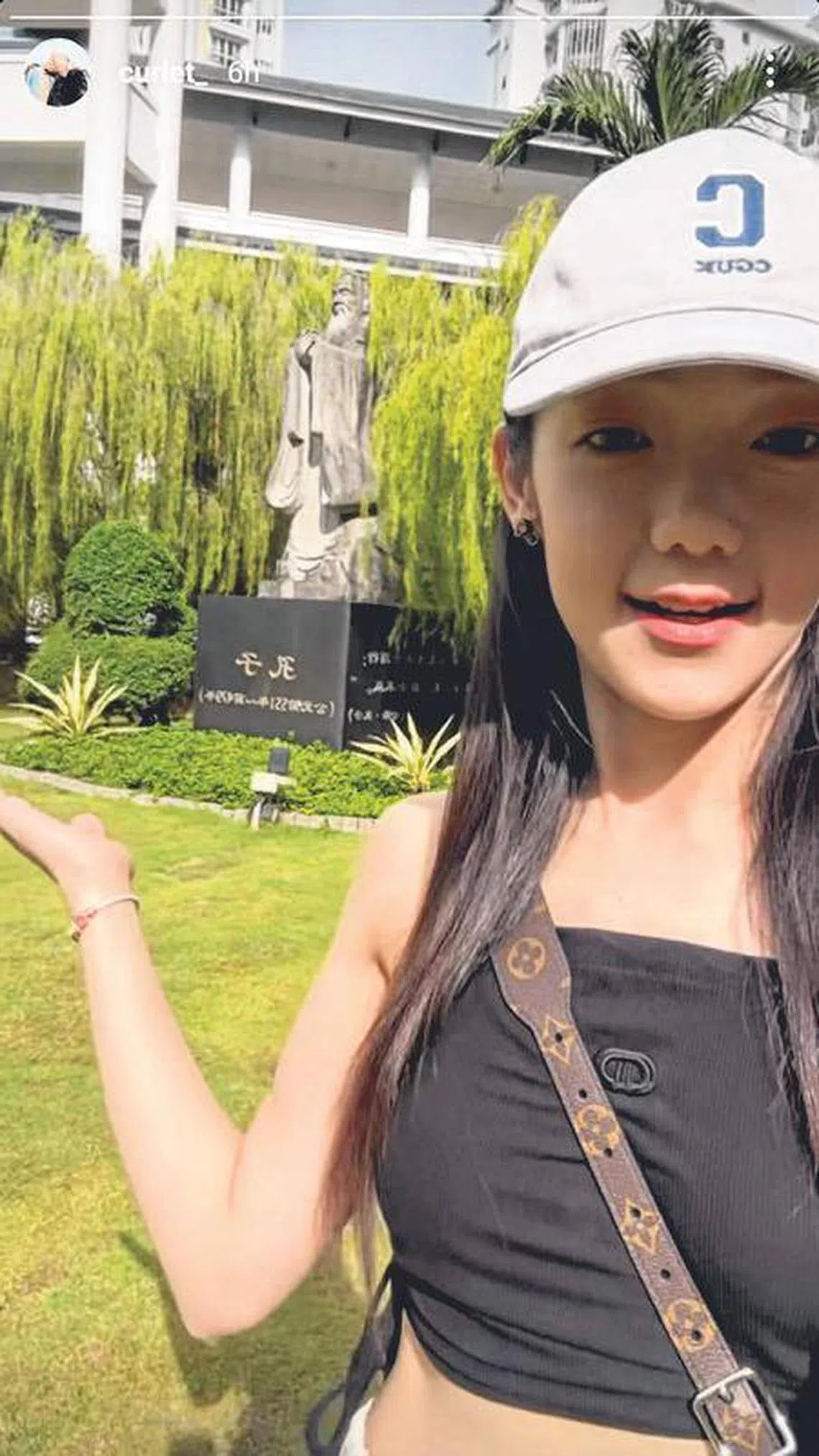 希林娜依·高重返就读过的中学。（互联网）（取自网络）