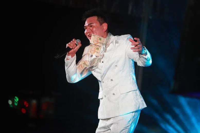 歌手林佑彬获得千元钞票花环。（纪允贤摄）