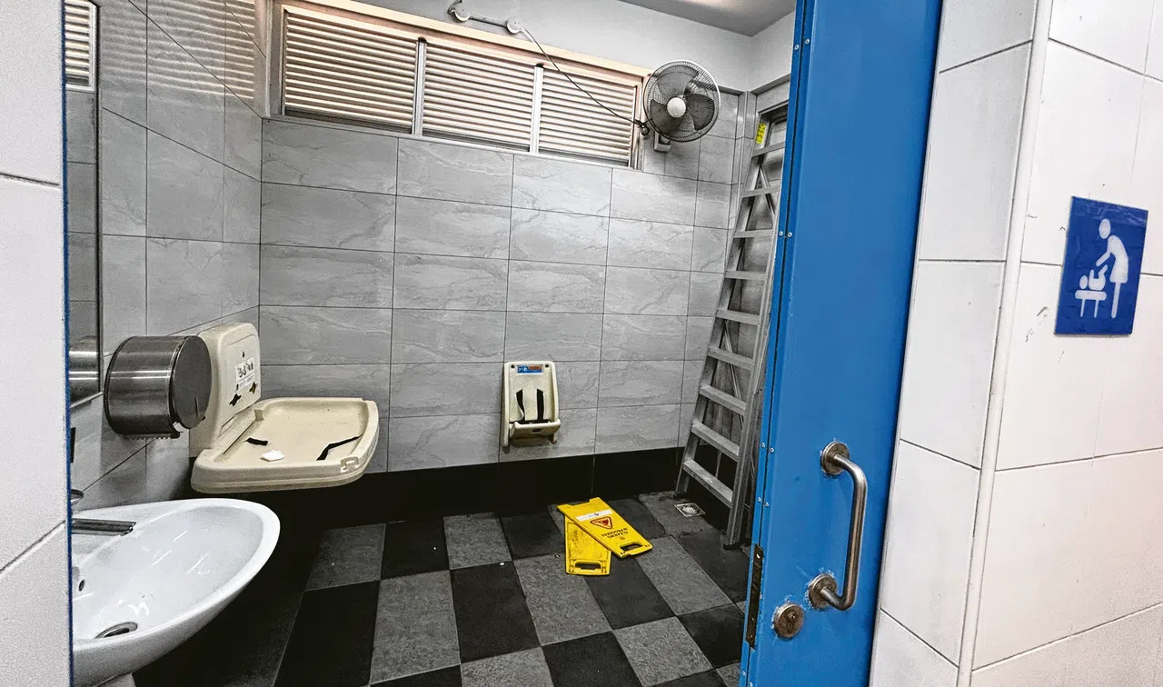 育婴室堆放着杂物，用过的纸巾随处乱丢。（曾美玲摄）