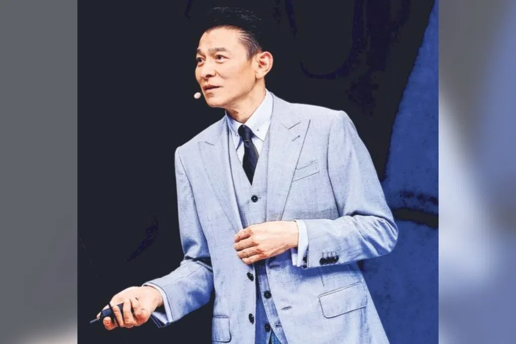 刘德华登台演讲 叹65岁才三思而后行