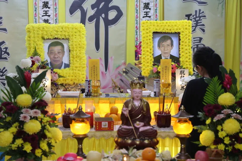 叶金和（左）和叶金池相继去世，棺木同摆灵堂。（吴伟国摄）