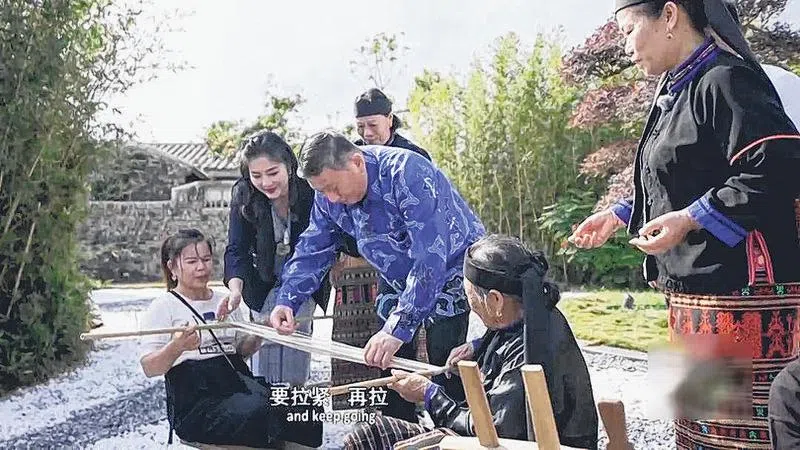 陈海泉体验海南的风土民情。（截自视频）