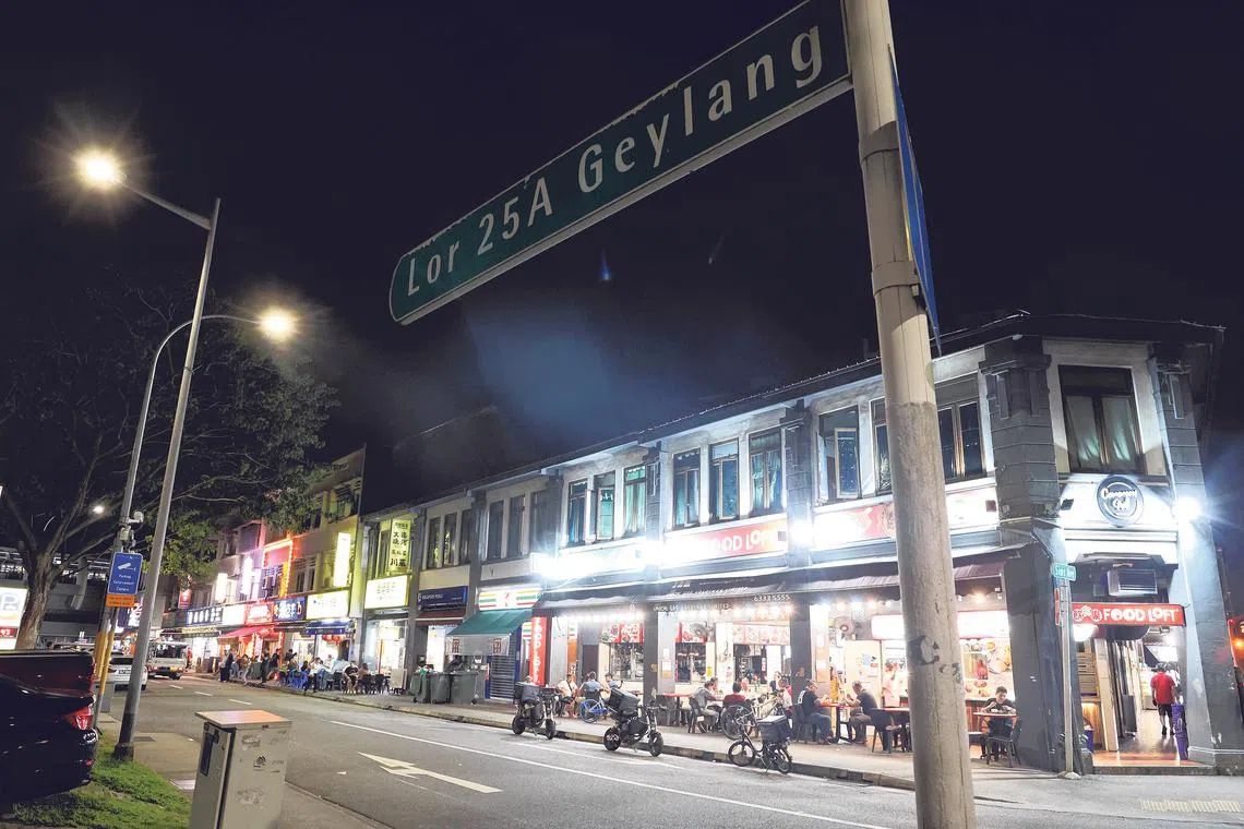 餐厅员工说，乌鸦成患，还会叼走食材。（刘启成摄）