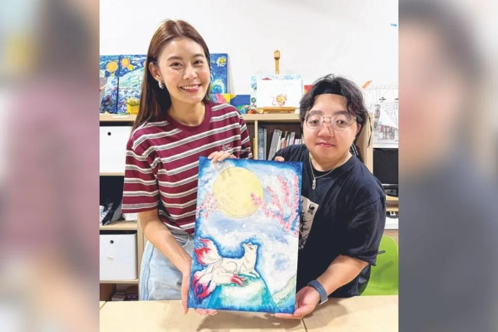 参与打造慈善画作 陈楚寰艺术细胞被母亲“逼”出来