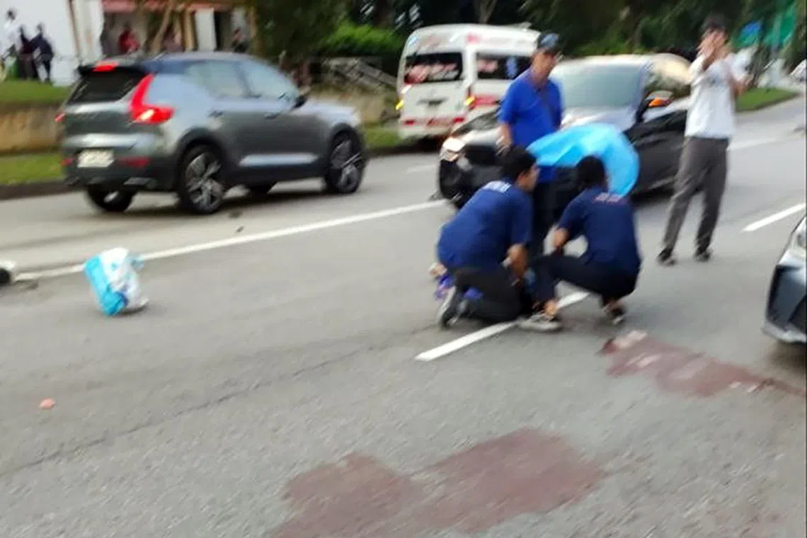 老妇过马路时遭宝马轿车撞飞超过10米，路面上血迹斑斑。（读者提供）