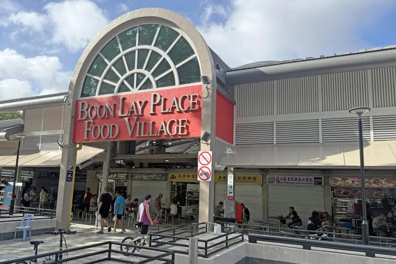 文礼坊小贩中心完成三个月的整修工程今天重开。（张凯倩）