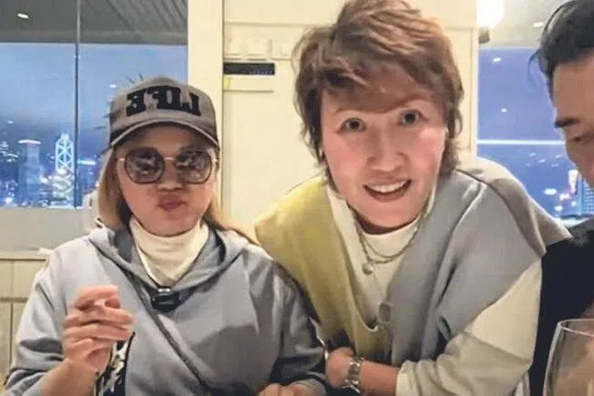 陶大宇太太“家仪”（中）早前出现在香港艺人林建明（左）的视频中。（取自网络）