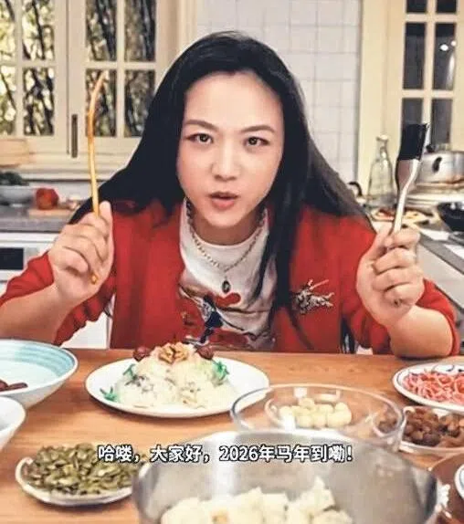 汤唯烹煮新年美食。（取自网络）