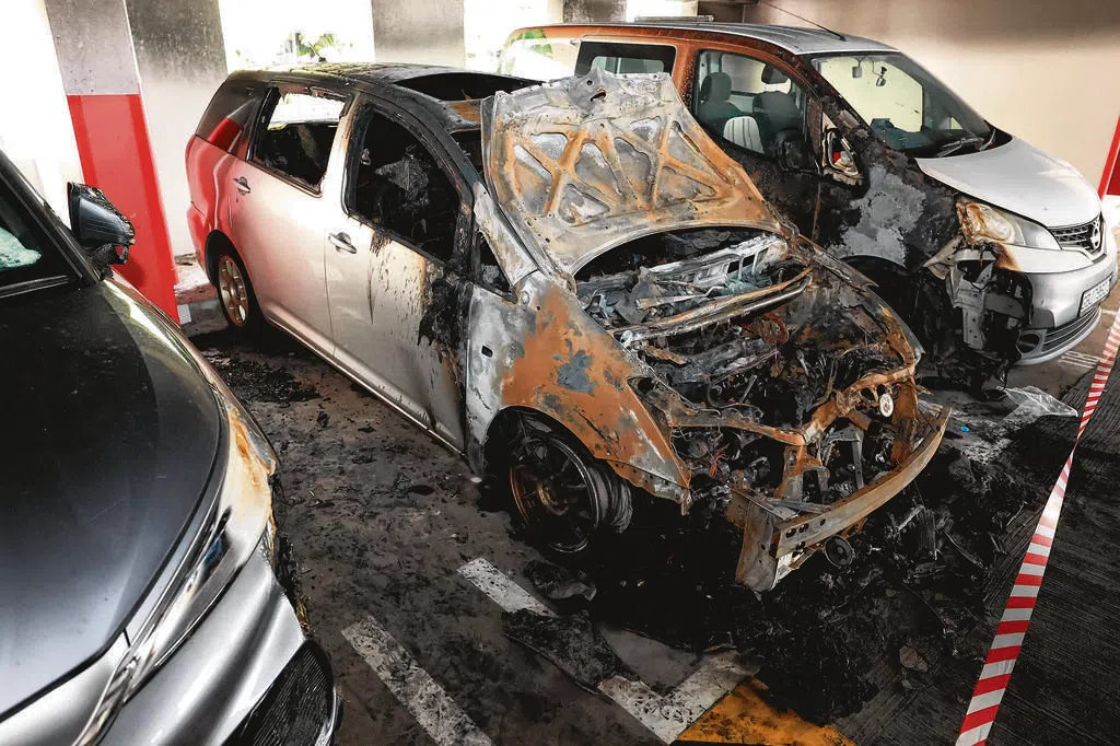 休旅车凌晨突起火狂烧 爆炸巨响惊醒居民