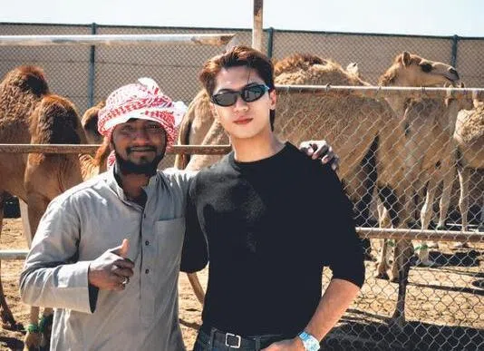 熊杰豪随《很难》剧组到巴林拍摄，未曾想到因突发战争而在当地滞留。（艺人提供）