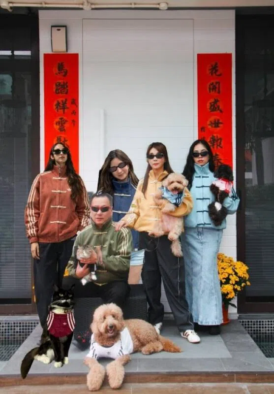 陈秀环在国外念书的二女儿和三女儿特地把自己的照片拼进去。（受访者提供）