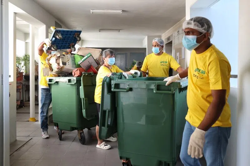 众人从郭女士的住家清出120箱垃圾。（徐颖荃摄）