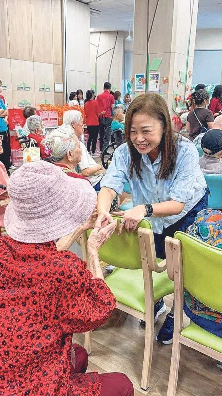 向云很开心能和乐龄朋友一起提早庆祝农历新年。（新艺经纪提供）