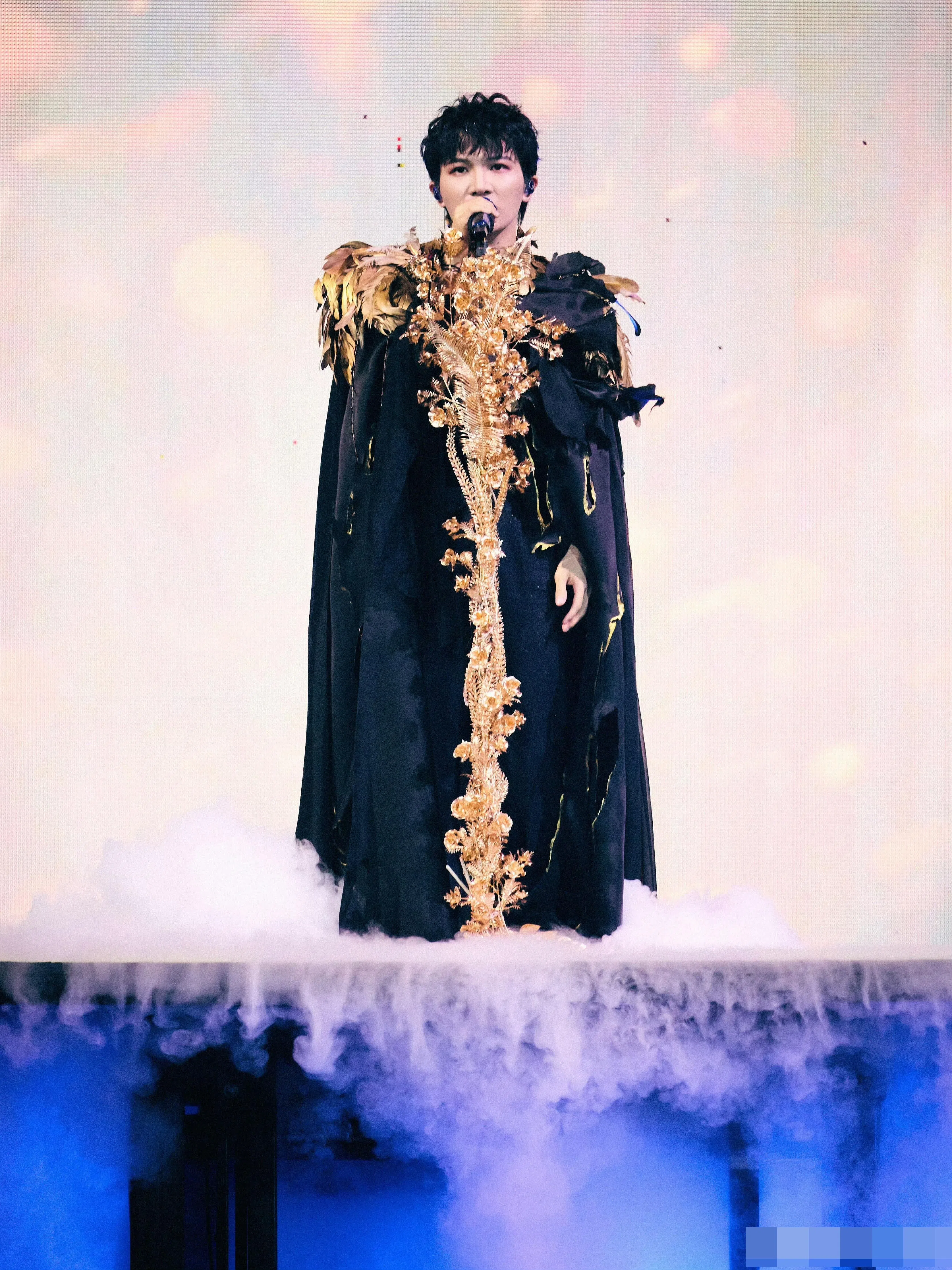 周深状态极佳，献上逾30首歌曲，更与粉丝爆笑互动。（周深工作室）