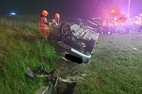 小三逼见正宫 与男友翻车坠沟