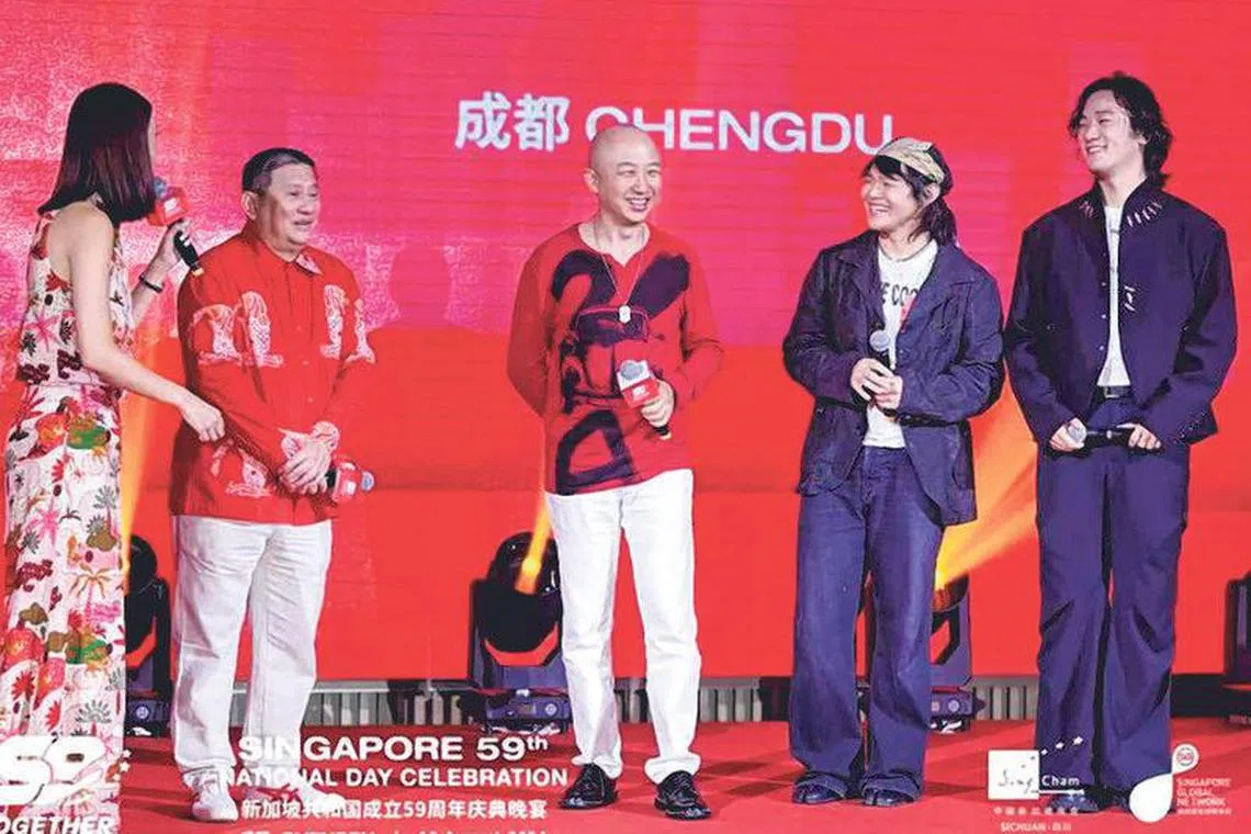 新加坡驻华大使陈海泉（左二起）、许环良和BZ1去年在北京欢庆新加坡国庆的晚宴上同台。（许环良提供）