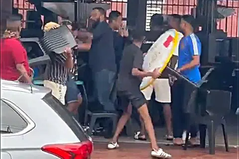 大巴窑咖啡店两帮人马斗殴 砸桌椅持刀砍人