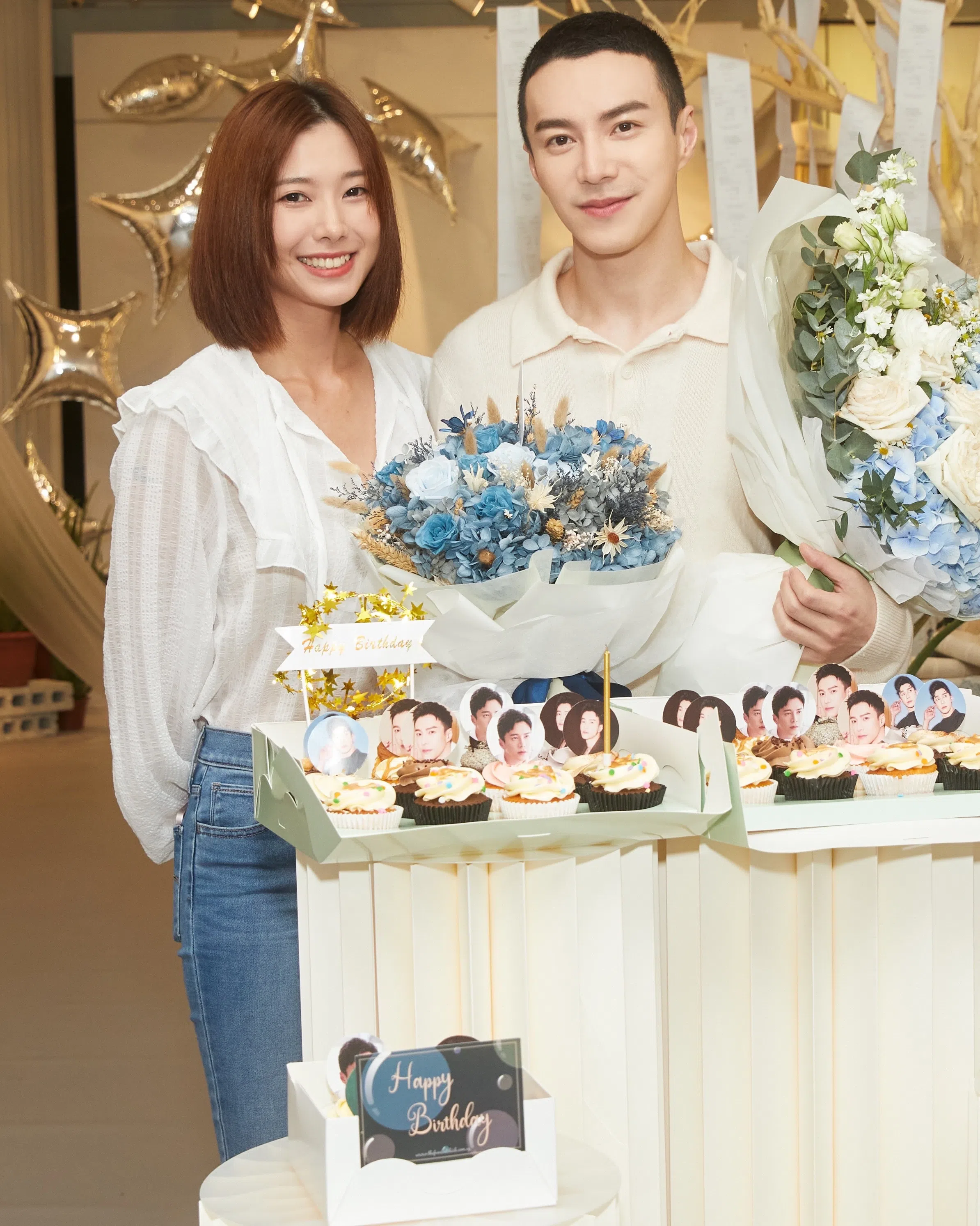 王冠逸（右）星期四出席自创护肤品牌“Grail”活动，黄晶玲（左）现身为他献上生日祝福。 （受访者提供）