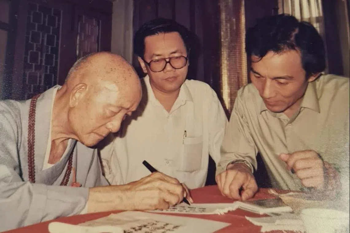 宏船法师（左起）、张尊南与游本昌。（受访者提供）