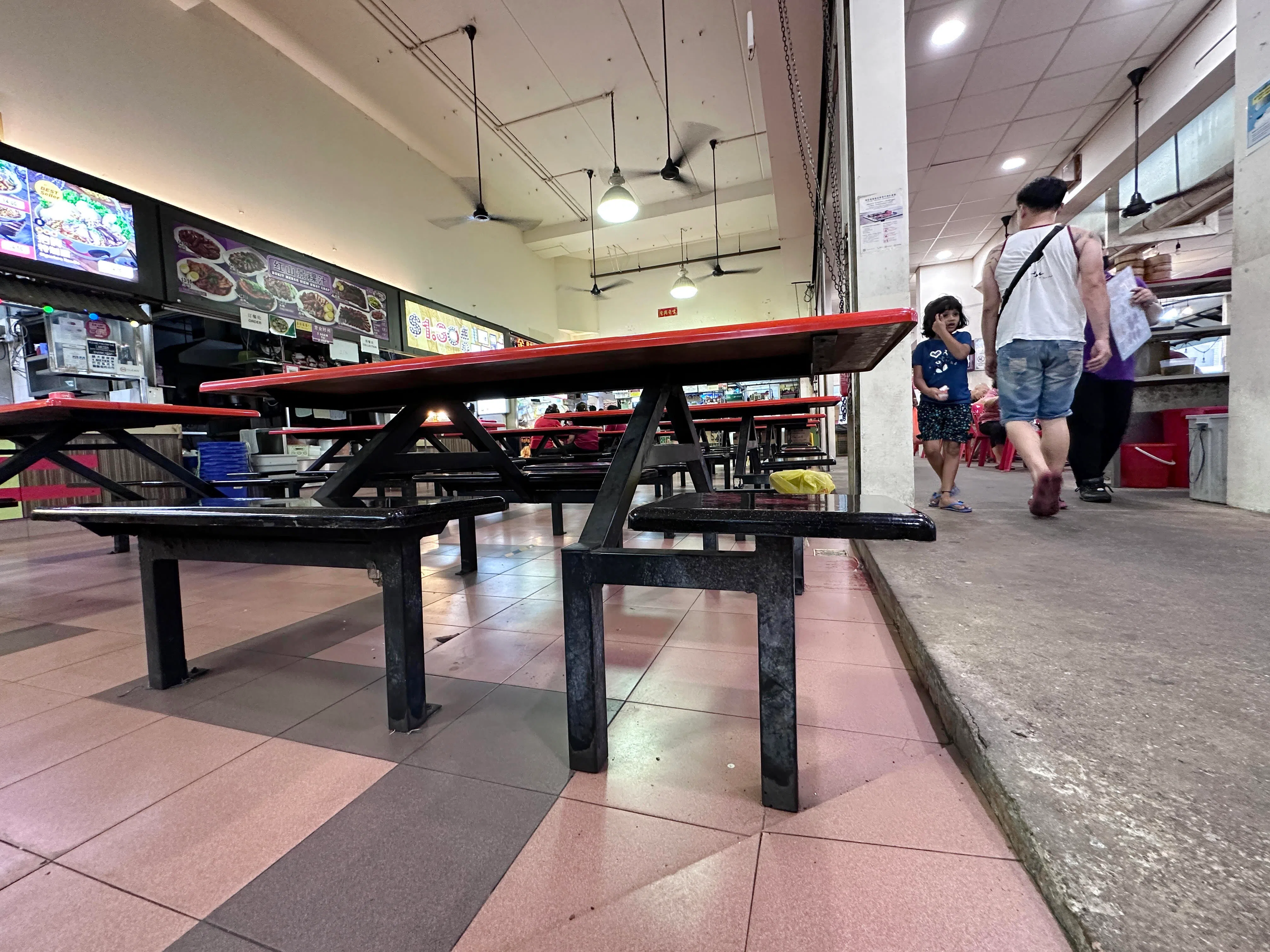 咖啡店内外用餐区的地板衔接处，相差约10公分，频频有人被绊倒。（吴依瑾摄）