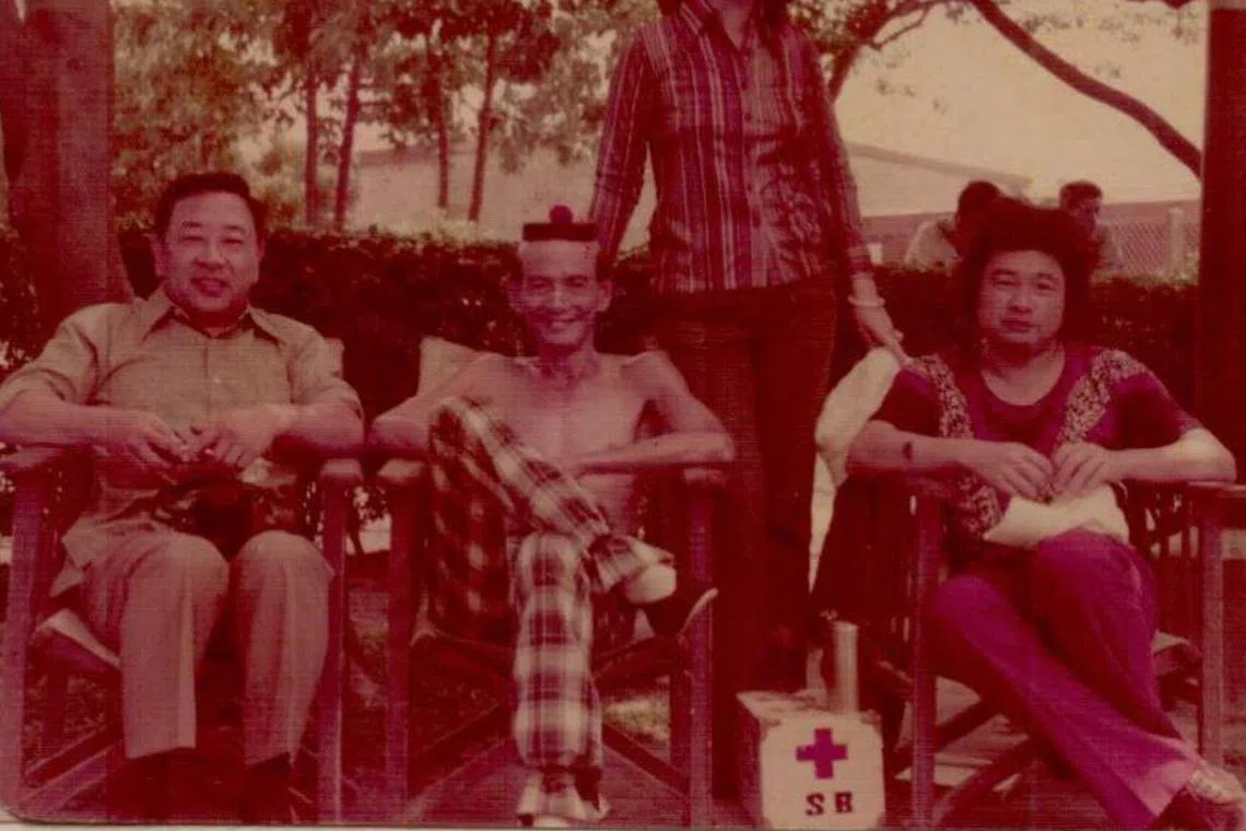 王沙在片场与王泽（左一）合影。（受访者提供）