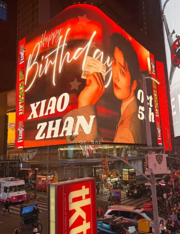 粉丝在纽约时报广场为肖战投屏庆生。（互联网）
