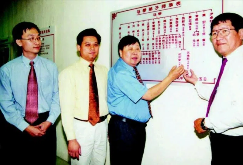 苏维胜（左一）当年相声拜师姚新光（左四），由马季（左三）见证。（受访者提供）