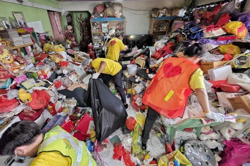 求助义工帮母亲清垃圾屋 女儿佯装花千元买囤积品