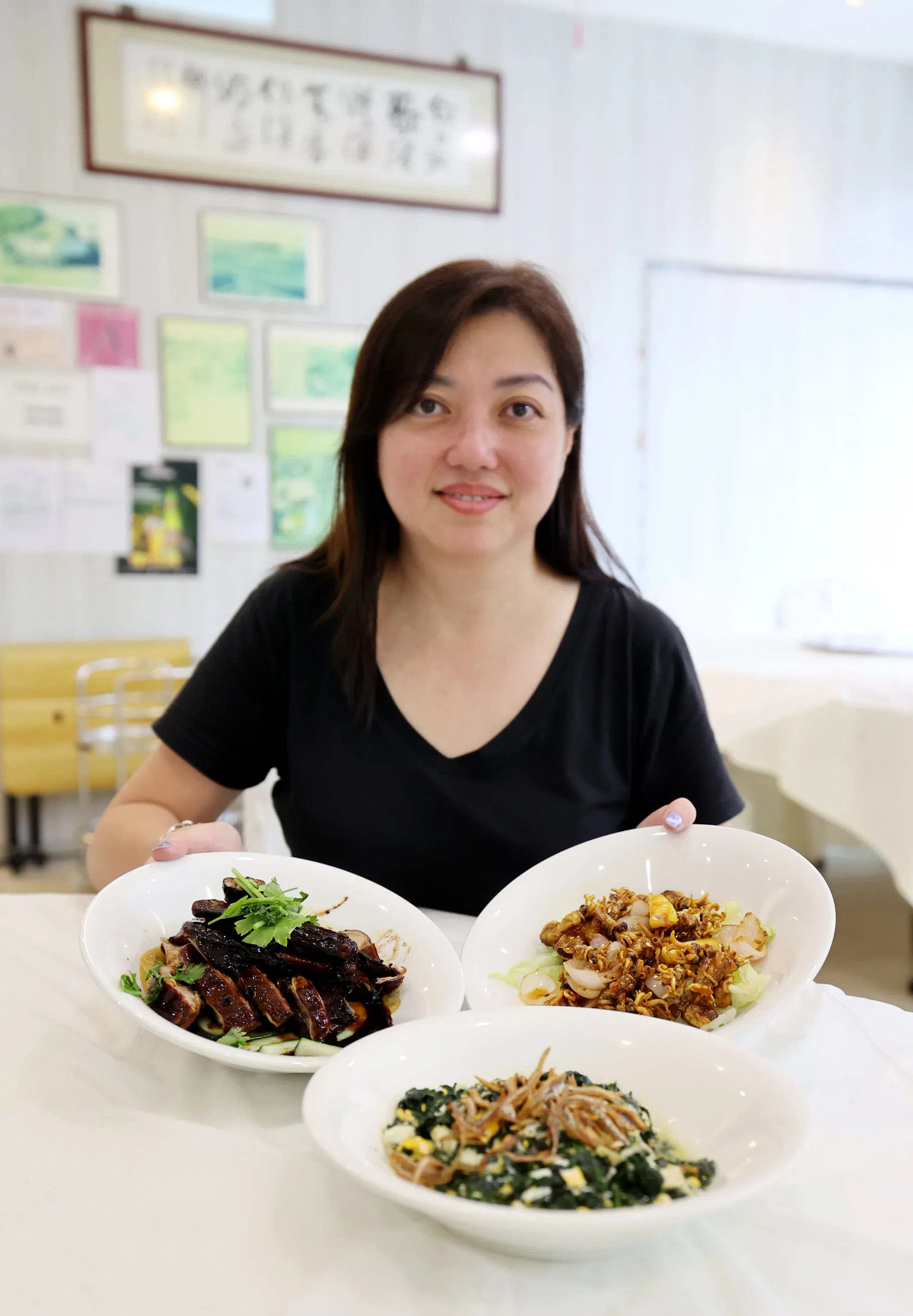 施静萍介绍三道招牌菜，马尼菜、卤乳鸭和炸小苏东。（庄耿闻摄）