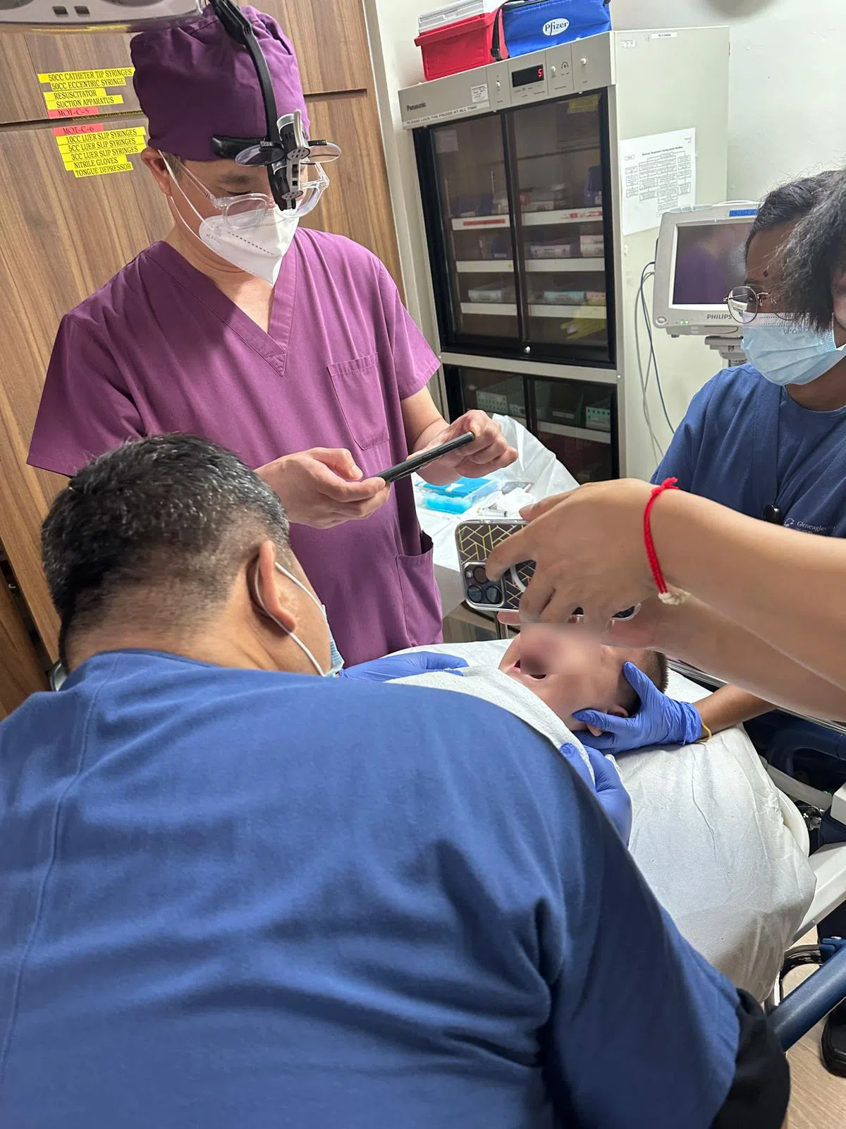 郭信丽指儿子在麻醉药不多的情况下接受缝针，痛得他哇哇大哭。（受访者提供）