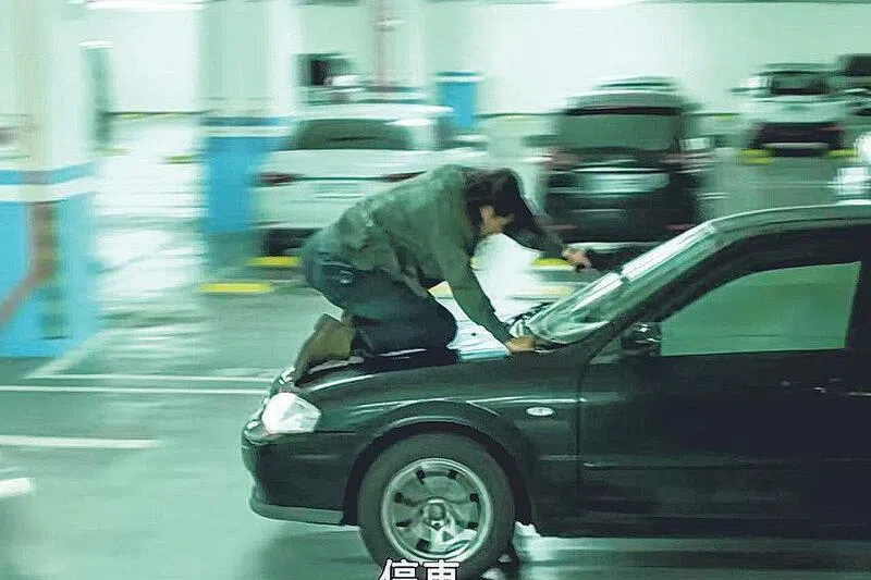 郑伊健在戏中有不少动作场面。（视频截图）