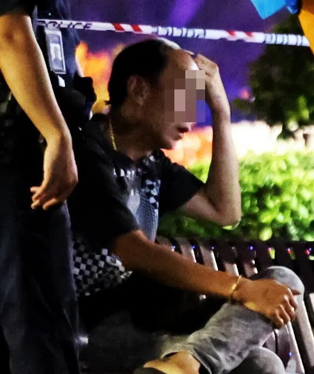 驾驶轿车的男子，头部和脸颊受伤，不过看起来并无大碍。（庄耿闻摄）