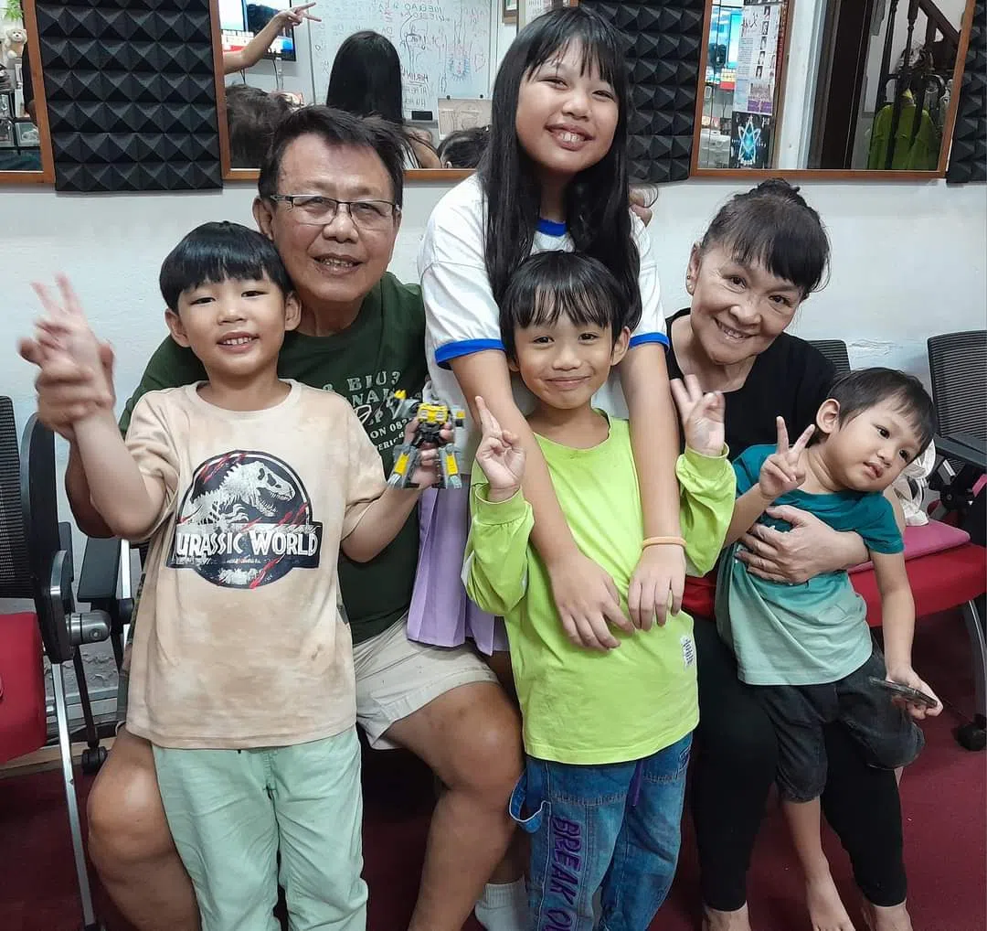 夏蕙、吴刚与孙子们合照。（夏蕙提供）